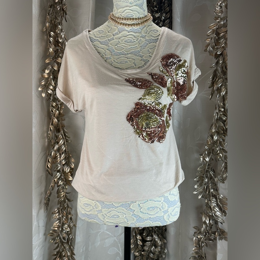 Daytrip Women Beige Floral‎ Sequin Short Sleeve Rayon Knit Top  Size Small